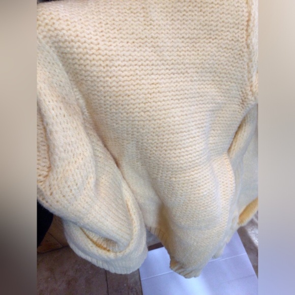 Boutique Butter Yellow Knit Sweater Size M NWT 🍋 - Picture 5 of 7